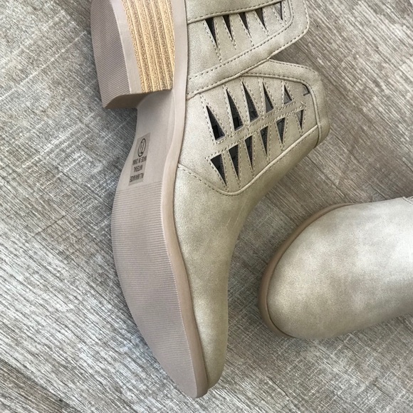 Soda Neutral Basic Comfortable Low Heel Bootie - Picture 6 of 9